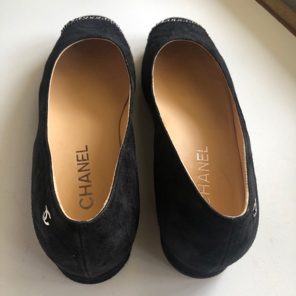 CHANEL Black Suede Grosgrain Captoe Pump with Silver Chain Detail - Picture 8 of 14